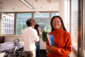 jovem sorridente em um ambiente de escritorio